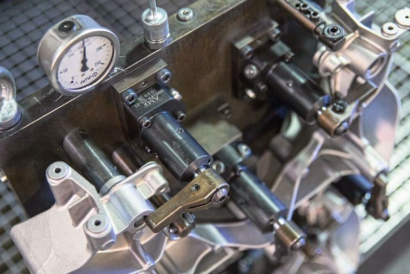 Von AMF im Einsatz sind Schwenkspanner, Spannarme, Schließventile und Druckspeicher genauso wie Schnellkupplungen, Manometer, Vertikalspanner oder Abstützelemente und Rohrleitungen sowie die Kupplungsnippel für die Mediendurchführungen. (Bild: Fémalk)