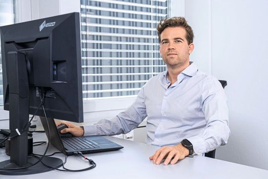 Tom Terlouw vom Paul Scherrer Institut PSI untersuchte mit seinem Team rund 13 000 Szenarien für die klimaverträgliche Produktion von Ammoniak, dem Ausgangsstoff von Düngemitteln. (Bild:  Mahir Dzambegovic/Paul Scherrer Institut)