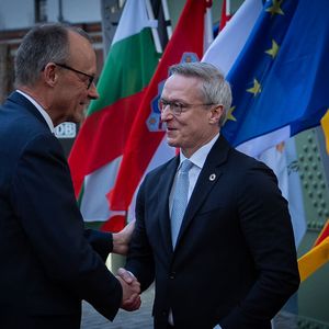 Bundeskanzler Friedrich Merz (l.) und Bundesdigitalminister Karsten Wildberger begrüßen sich.(Bild:  BMDS/Woithe)