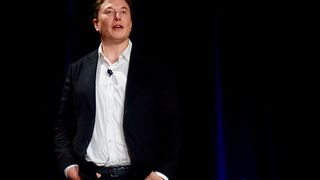 Elon Musk nennt in der Chipkrise Bosch und Renesas als „am problematischsten“. (Bild: Elon Musk Presenting Tesla's Fully Autonomous Future / Steve Jurvetson / CC BY 2.0)