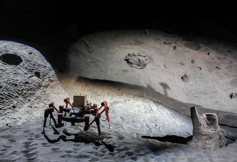 Die sogenannten Payloads können dann vom Kletterroboter in den Krater mitgenommen werden. (Bild: DKFI/Florian Cordes)