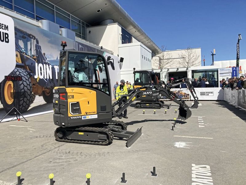 Die Bauma ist auch immer ein Ort, an dem Fahrerinnen und Fahrer ihr Können im Umgang mit Baumaschinen zeigen. Hier hatten zwei Fahrer die Aufgabe, die Tennisbälle möglichst schnell von einer Seite auf die andere zu bringen.  (Bild: dm/VCG)