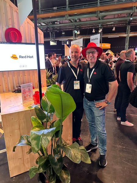 Das Red Hat Team (l.) Christian Meinhardt und Dirk-Jan Bösinger haben vor der Bühne einen super Platz ergattert. (Bild: Vogel IT-Medien GmbH)