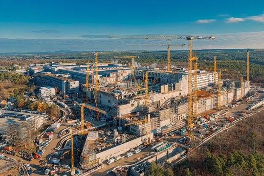 Ausbau der Halbleiterfertigung von Infineon in Dresden: Die Smart Power Fab erweitert die europäischen Kapazitäten insbesondere für Leistungshalbleiter sowie Analog- und Mixed-Signal-Technologien und schafft bis zu 1.000 zusätzliche Arbeitsplätze.(Bild:  Infineon)