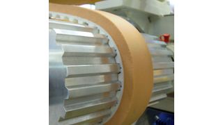 In Kombination mit einer 12-mm-Sylomer-Beschichtung garantieren Flexriemen mit endlos gewickelten Zugträgern einen schonenden Glastransport. (Bild: Habasit)