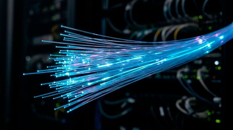 Nokias Aurelis Optical LAN setzt auf eine durchgängige Glasfaserinfrastruktur und ist nun über Allnet in der DACH-Region verfügbar. (Bild:  Gemini / KI-generiert)