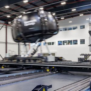 Die Simulator-Kabine gleitet auf 625 Quadratmetern Bewegungsfläche mit 90 Tonnen bewegter Masse und Beschleunigungen von bis zu einem G in Quer- und Längsrichtung entlang.(Bild:  Autoren-Union Mobilität/Renault)