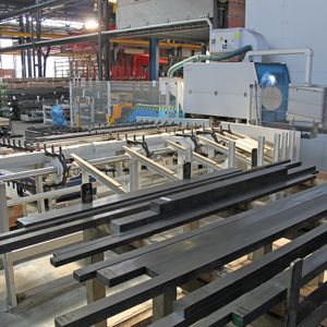 Die automatische Kreissäge Variospeed C 15 von Kasto wird über ein Vorlagemagazin mit Stabmaterial in Abschnitten von 3 oder 6 m Länge versorgt.