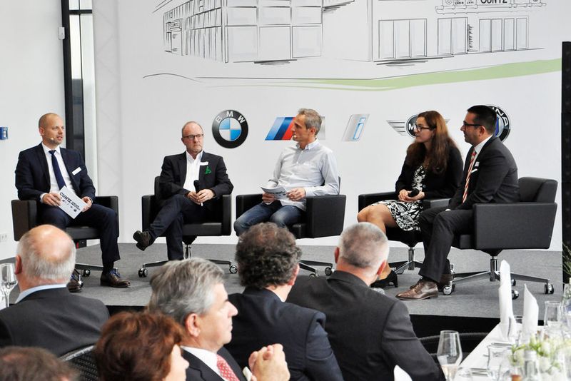Bei einer Podiumsdiskussion gaben Christian Schick (li.), Thomas Speeter, der den Neubau als Generalunternehmer sowie Beate und Michael Schramm (re.) vom Architekturbüro Archinetwork Einblicke in die baulichen Details. (Wehner/»kfz-betrieb«)