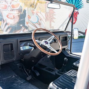 In diesen modernen Miami-Moke ist Geduld angesagt: Mehr als 25 Meilen pro Stunde oder etwa 40 km/h sind technisch nicht drin und juristisch nicht erlaubt.(Bild:  BMW)