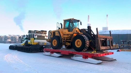 Eine innovative Transportlösung für akrtische Bedingungen ist mit spezieller Gleitkufen aus ultrahochmolekularem Polyethylen (UHMW) ausgestattet, die Lasten von bis zu 45 Tonnen über unwegsames Gelände transportieren kann.(Bild:  Leister)