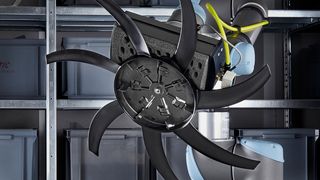 Auch wenn die zu greifenden Objekte nicht komplett ebene Flächen aufweisen, können Gimatic-Greifer sie dennoch prozesssicher aufnehmen und festhalten, wie hier, dieses Lüfterrad. (Bild: Gimatic)