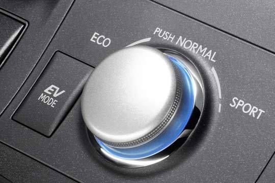 ...darunter sitzt der kleine Wählhebel des E-CVT-Getriebes... (Archiv: Vogel Business Media)