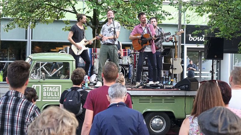 Die Pritschenbretter, die die Welt bedeuten: Selbst auf einem VW Bus lässt es sich trefflich musizieren. (Bild: Dominsky – VCG)