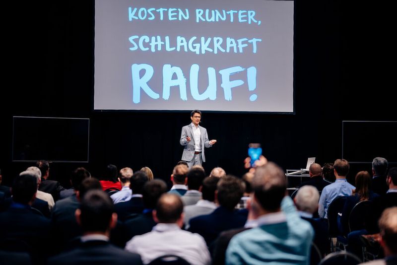 Buchautor Jürgen Plötz ging in seiner Keynote auf den Wandel und die damit verbundenen Schwierigkeiten und Chancen ein. (Besim Mazhiqi)
