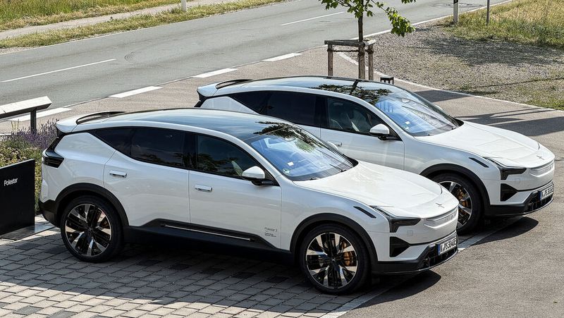 Polestar hat sein Modell 3 aufgefrischt und mit 800-Volt-Technik ausgestattet. Äußerlich ist der Wagen jedoch unverändert geblieben.(Bild:  Schmidt - VCG)
