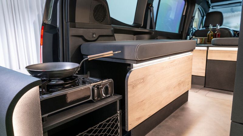 Die Camping-Inneneinrichtung soll sich laut Mercedes von zwei Personen innerhalb von 5 Minuten einfach ein- und ausbauen lassen. (Bild: Mercedes-Benz)