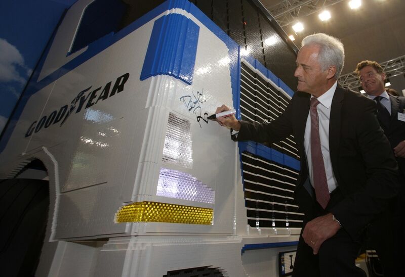 Bundesverkehrsminister Dr. Peter Ramsauer signiert den Lego-Truck auf der IAA Nutzfahrzeuge 2012. (Bild: Goodyear)
