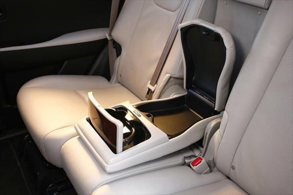 Zu der Vielzahl an Ablagemöglichkeiten zählen Getränke-, Karten- und Münzhalter, verschiedene Klapptische, ein abschließbares Handschuhfach, geräumige Fächer in allen Türen, eine Dachkonsole sowie eine in mehrere Fächer unterteilte Mittelkonsole. (Archiv: Vogel Business Media)