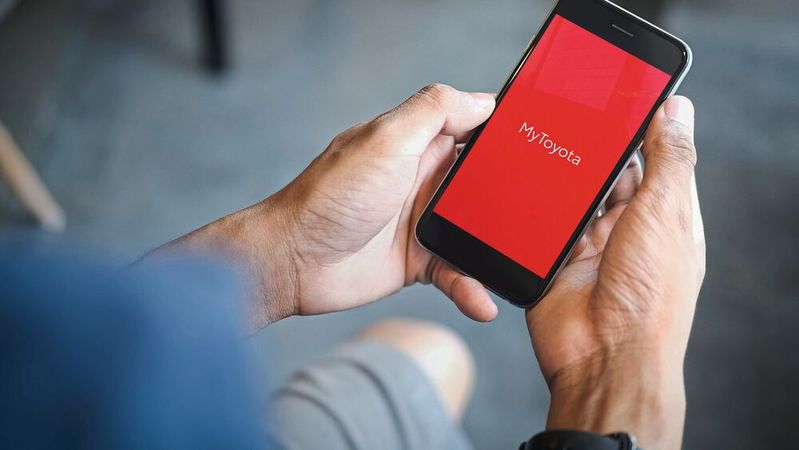 Bei vernetzten Fahrzeugen meldet sich die Toyota-Versicherung fünf bis zehn Minuten nach der automatischen Unfallmeldung telefonisch beim Betroffenen.(Bild:  Toyota)
