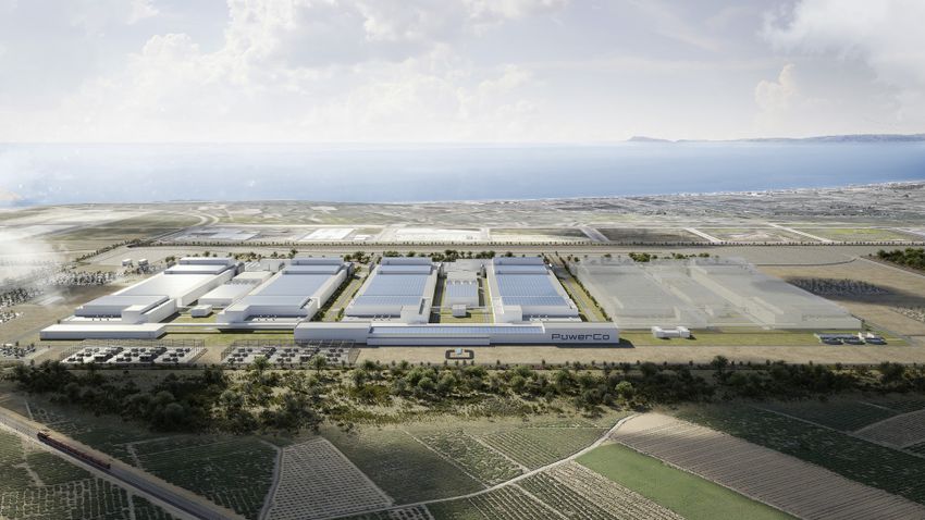 Die geplante Batteriezellfabrik von VW/Powerco liegt nördlich von Valencia unweit des Hafens von Sagunt (links). Rechts ist leicht transparent eine Erweiterungsstufe der Fabrik angedeutet. (Bild: Volkswagen AG)