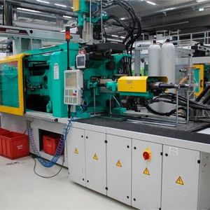 Diese Spritzgießmaschine Arburg Allrounder 570S/2200-200, eine 3-K-Maschine des Baujahrs 2014 kommt bei Surplex bis zum 31. Januar günstig unter den Hammer.(Bild:  Surplex)