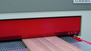 Das Vorschubband führt das flächige Werkstück während des gesamten Schleifprozesses. Wesentliche Bandeigenschaften sind hohe Oberflächenhaftung, Widerstands- und Druckfestigkeit. (Bild: Weber)