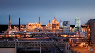 Am Evonik-Verbundstandort Mobile in den USA arbeiten rund 750 Mitarbeiter. Hier wird die World Scale-MMA-Anlage mit einer Jahreskapazität von 120000 Tonnen gebaut. Im Werk werden u.a. Kieselsäuren, Methionin und Polymethacrylimid-Hartschaum hergestellt. (Bild: Evonik)