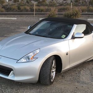 Mit einer Länge von 4.250 Millimetern ist der 370 Z 65 Millimeter kürzer als sein Vorgänger – auch der Radstand nahm um 100 Millimeter auf 2.550 Millimeter ab.