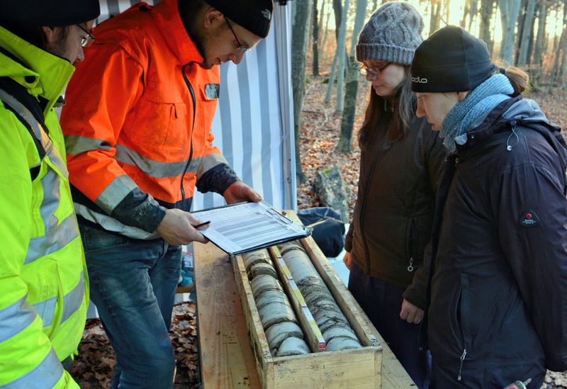 Mitarbeiter des Lehrstuhls für Hydrogeologie der Uni Jena dokumentieren gewonnene Bohrkerne, die Aufschluss über Wegsamkeiten für Stoff- und Wasserflüsse geben. (Robert Lehmann)