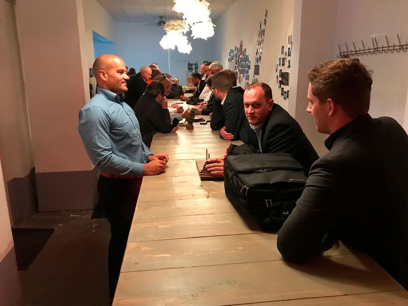 Das Abendevent: Quexit – THE LIVE ESCAPE GAME. Sascha Fiedler, Xantaro mit Stefan Benske, A10 und Christopher Lohmann von Nuvias warten gespannt auf „ihren“ Raum.  (A10 Networks)