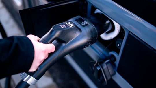 Mit 1.000 Kilowatt Ladeleistung lässt sich die Batterie eines Elektro-Lkw in einer halben Stunde von 20 auf 80 Prozent aufladen.(Bild:  Aral)