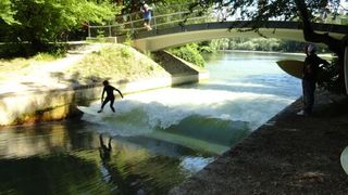 Surfer an der Floßlände in München bei traumhaften Bedingungen. (Bild: Ansys)