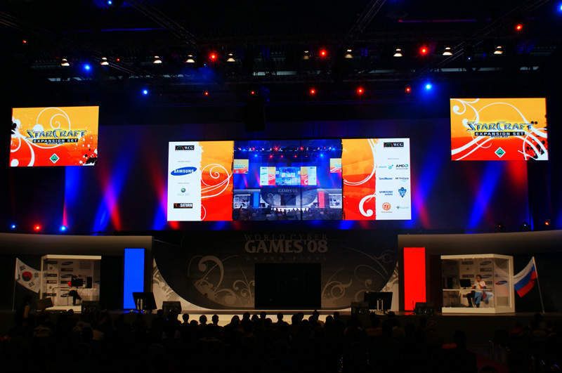 Die Entscheidungsspiele der Hauptbühne wurden live ins Internet übertragen. Hier geht es am ersten Spieltag um Starcraft. Rechts sitz eine russischer Spieler in der Kabine und links ein Südkoreaner. (Archiv: Vogel Business Media)