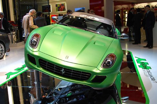Es bleibt italienisch. Auch Ferrari macht auf grün: Die Studie HY-KER auf Basis des 599 GTB soll dank Hybridantrieb 35 Prozent Kraftstoff im Vergleich zum herkömmlichen Modell sparen. (Archiv: Vogel Business Media)