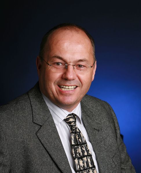 Dr. Uli Sutor, Key Account Manager Medical Industries bei DMG Mori: „Gerade die kürzeren Stückzeiten durch paralleles Bearbeiten mit zwei Werkzeugträgern prädestinieren die NTX 1000 für Turn-Key-Lösungen in der Serienproduktion medizintechnischer Teile.“ (DMG Mori)