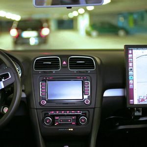 Auf dem Weg zu einem freien Ladeplatz stützt sich das V-Charge-System auf hochgenaue Karten vom jeweiligen Parkplatz. Außerdem liefern ...