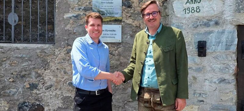 Mit dem Vertragsabschluss für sieben Batteriespeicher startet Stabl Energy gemeinsam mit dem Elektrowerk Schöder in den österreichischen Markt. Im Bild: Ing. Stefan Stadlober, Geschäftsführer des Elektrowerks Schöder, und Luis Beckmann, Sales & Business Development Manager bei Stabl Energy (v.r.). (Bild:  Elektrowerk Schöder)