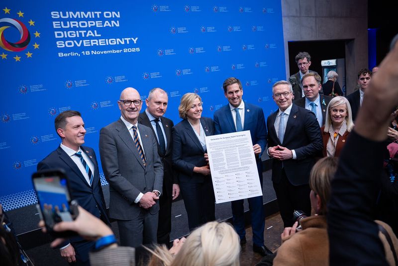 Präsentation der „Charta für Digitale Souveränität und Resilienz“, die von den EU-Mitgliedsstaaten unterzeichnet wurde. (Bild: BMDS/Woithe)