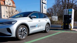 Das Autohaus Vossiek in Schweinfurt hat sich schon früh auf die Elektromobilität spezialisiert und ist seit 2020 Batteriereparaturzentrum für Volkswagen. (Bild: Rosenow – VCG)