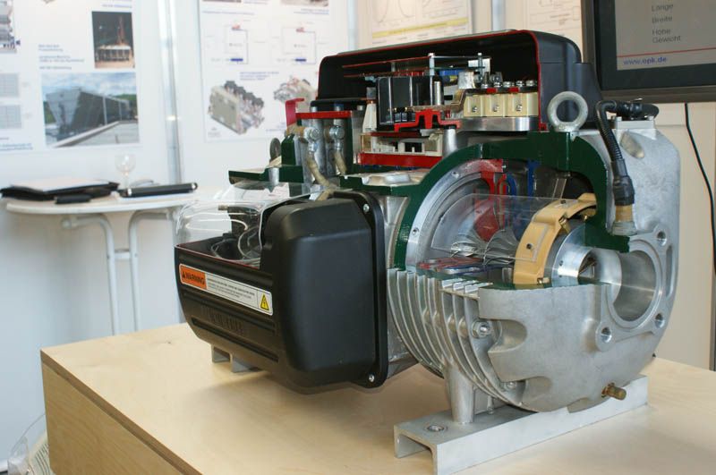 Hier geht es um Direktverdampfung. Wasser ist nicht nur das Kälteträgermedium. Vilemehr wird Wärme direkt ohne Zwischenmedium mittels direkt verdampfendem Kältemittel aus dem Raum abgeführt. Die Gesamtinvestitionskosten und die Betriebskosten sind bei Anlagen mit Direktverdampfung (DX-Betrieb) erheblich günstiger. Die Investitionskosten sind je nach Rohrleitungslängen und Anzahl der einzelnen Kühlstellen zwischen fünf und 30 Prozent günstiger. Bei den Betriebskosten kann man von zirka 20 bis 37 Prozent geringeren Kosten ausgehen.   (Archiv: Vogel Business Media)