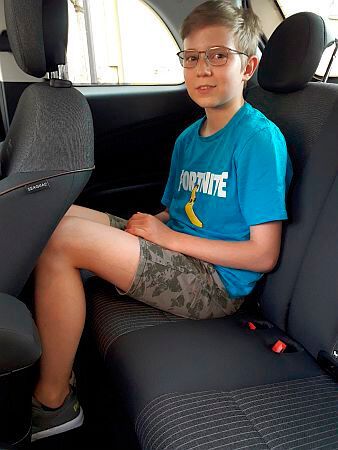 Mit 1,50 Metern Körpergröße kann man hinten ganz gut sitzen, wenn der Vordermann kooperativ ist. Für vier Erwachsene wird es aber knapp. (Bild: Rosenow/»kfz-betrieb«)