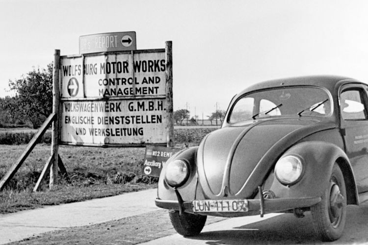 1945 ging die Zuständigkeit für die „Volkswagenwerk GmbH“ auf die britische Militärregierung über. Sie hatte das Unternehmen gemäß Kontrollratsgesetz Nr. 52 beschlagnahmt. Sie verwaltete das Werk bis zur Rückgabe in deutsche Hände treuhänderisch. (Volkswagen AG)