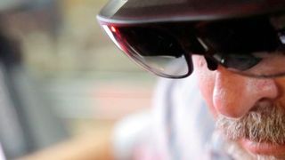 Ein wichtiges Einsatzgebiet von Datenbrillen ist die Unterstützung von Werkern und Servicekräften in der Industrie. (Bild: XpertEye)