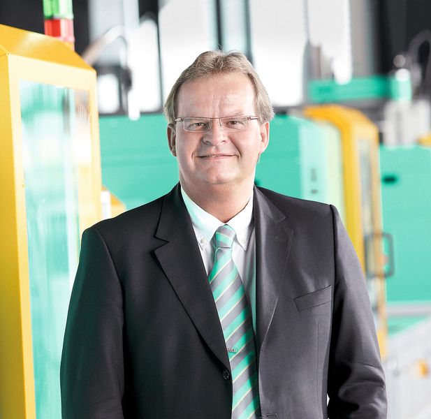 Michael Hehl, geschäftsführender Gesellschafter und Sprecher der Arburg-Geschäftsführung: „Ein wichtiges Ziel für das Jahr 2012 ist die Einführung eines nach DIN EN ISO 50001 zertifizierten Energiemanagementsystems.“  (Bild: Arburg)
