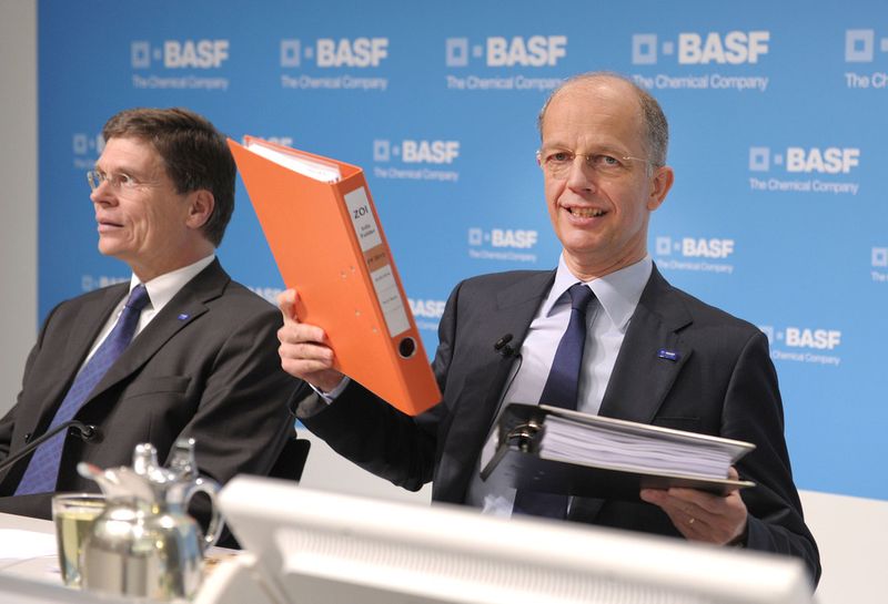 Vorstandsvorsitzender Dr. Kurt Bock (rechts) und Finanzvorstand Dr. Hans-Ulrich Engel (links) erläutern die Ergebnisse für das Jahr 2013. (Bild: BASF / Kunz)