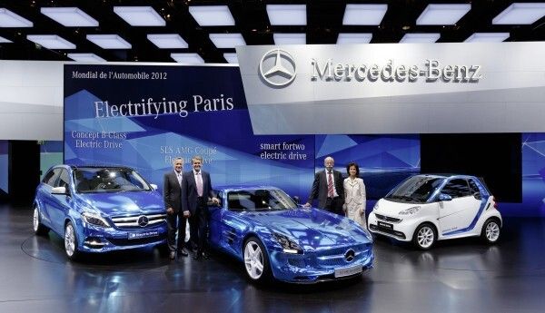 Mercedes-Benz und smart auf dem Mondial de l’Automobile 2012 in Paris: Dr. Joachim Schmidt, Mitglied der Geschäftsleitung Mercedes-Benz Cars, Vertrieb & Marketing, Prof. Dr. Thomas Weber, Mitglied des Vorstands der Daimler AG und verantwortlich für Konzernforschung sowie Mercedes-Benz Cars Entwicklung, Dr. Dieter Zetsche, Vorstandsvorsitzender der Daimler AG und Leiter Mercedes-Benz Cars, Dr. Annette Winkler, Leiterin smart, präsentieren das Mercedes-Benz Concept B-Class Electric Drive, Mercedes-Benz SLS AMG Coupé Electric Drive und den smart fortwo electric drive (von links nach rechts). (Bild: Daimler AG)