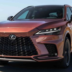 Mit dem RX 500h bietet Lexus zum ersten Mal einen Hybridantrieb mit Turbobenziner an.(Bild:  Lexus)