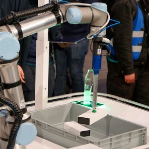 Siemens präsentierte seinen neuen KI-Assistenten. Mithilfe einer Sprachsteuerung kann sich der Anwender mit dem Roboter unterhalten, nach dem Grund für Fehlfunktionen fragen oder konkrete Anweisungen geben. (Bild:  Sandro Kipar/VCG)