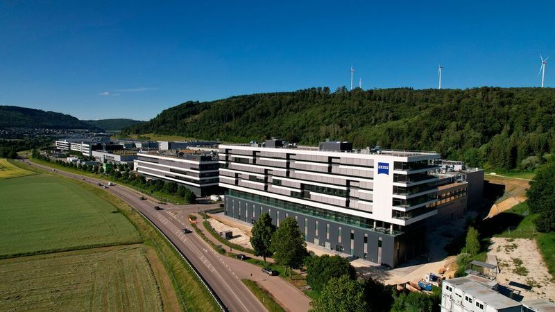 Der Campus von Zeis SMT in Oberkochen wurde um ein neues Gebäude erweitert. (Bild: Zeiss SMT)